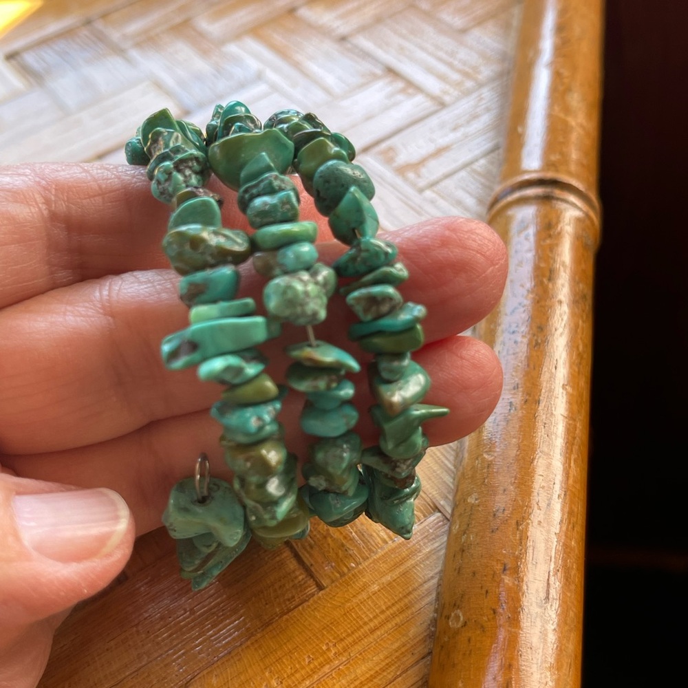 Genuine vintage turquoise chip bracelet on memory wire - Picture 3 of 7